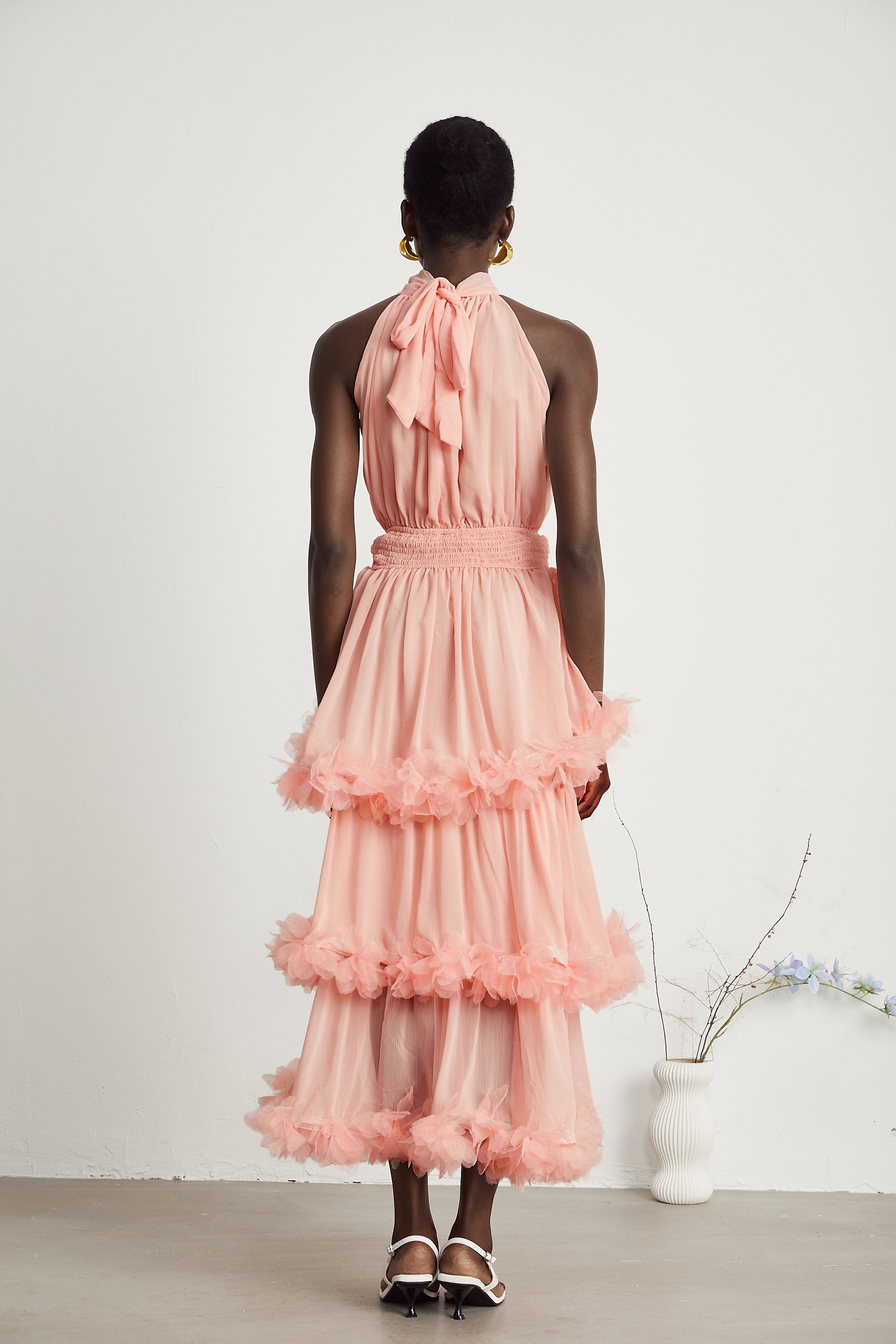 Micaela / Vestido escalonado con pétalos en rosa