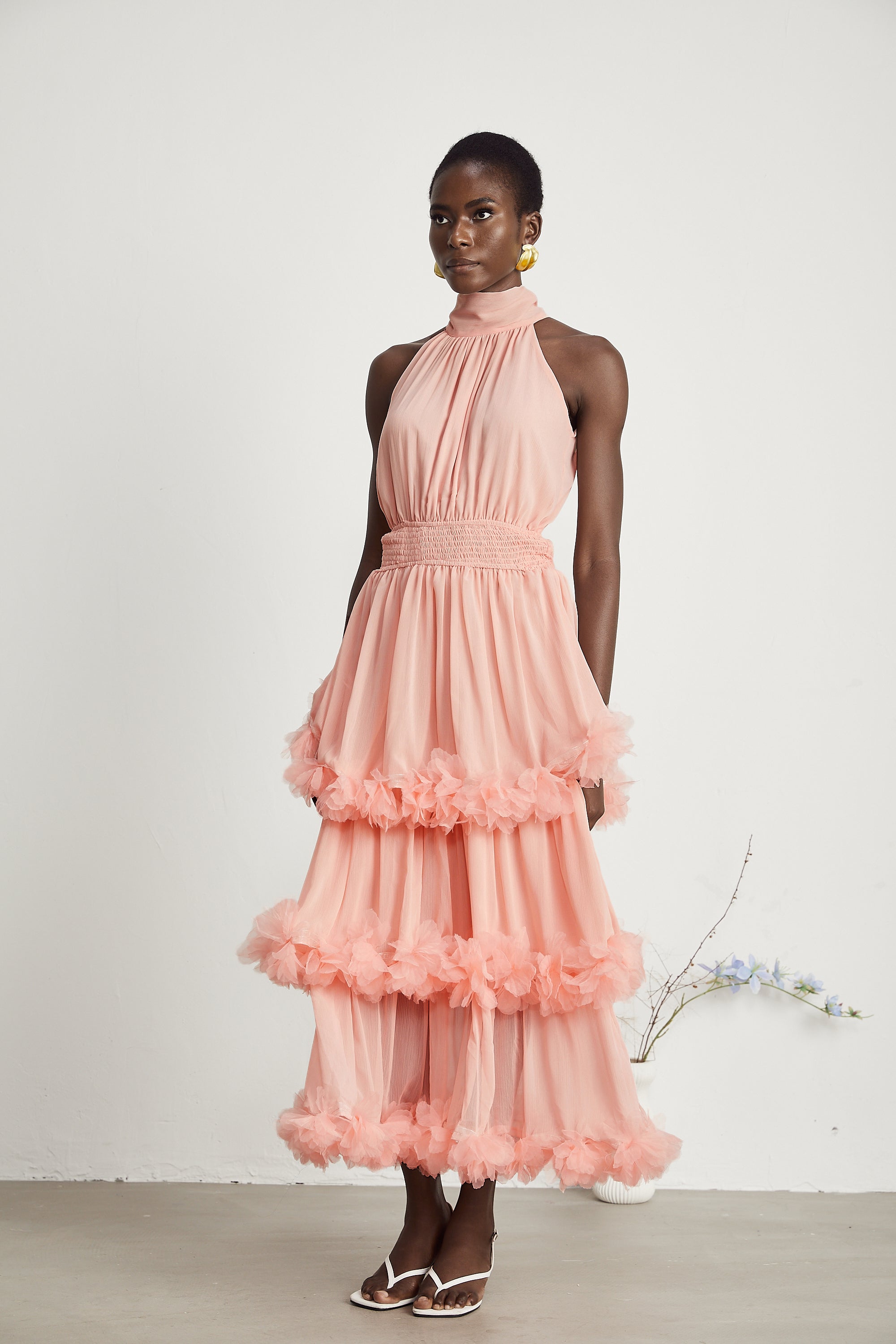 Micaela / Vestido escalonado con pétalos en rosa