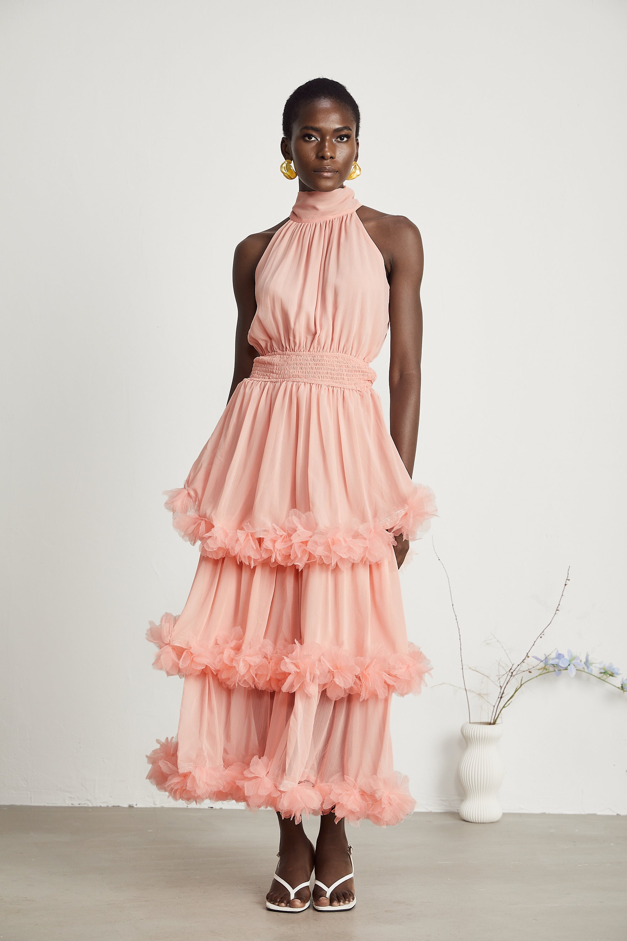Micaela / Vestido escalonado con pétalos en rosa