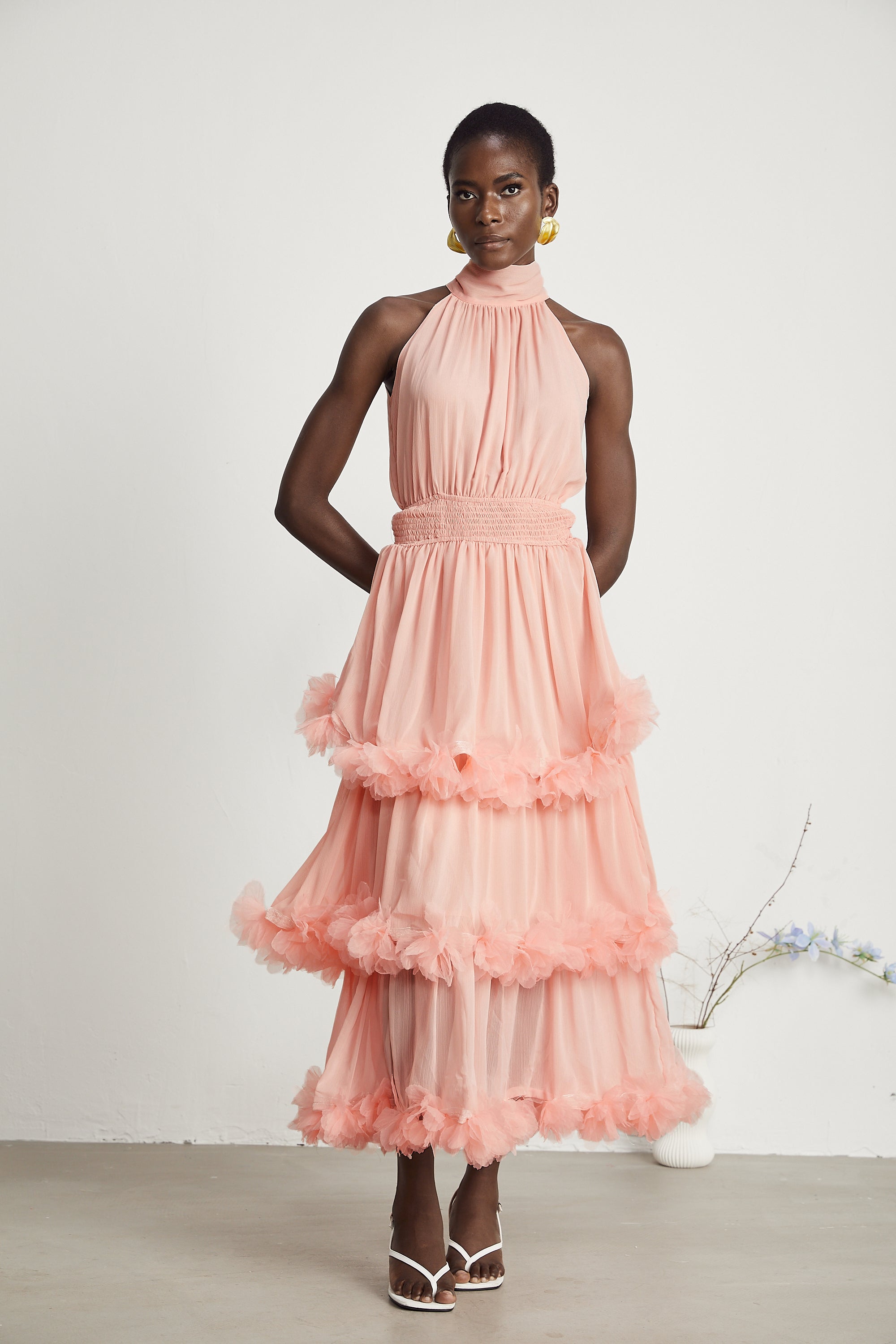 Micaela / Vestido escalonado con pétalos en rosa
