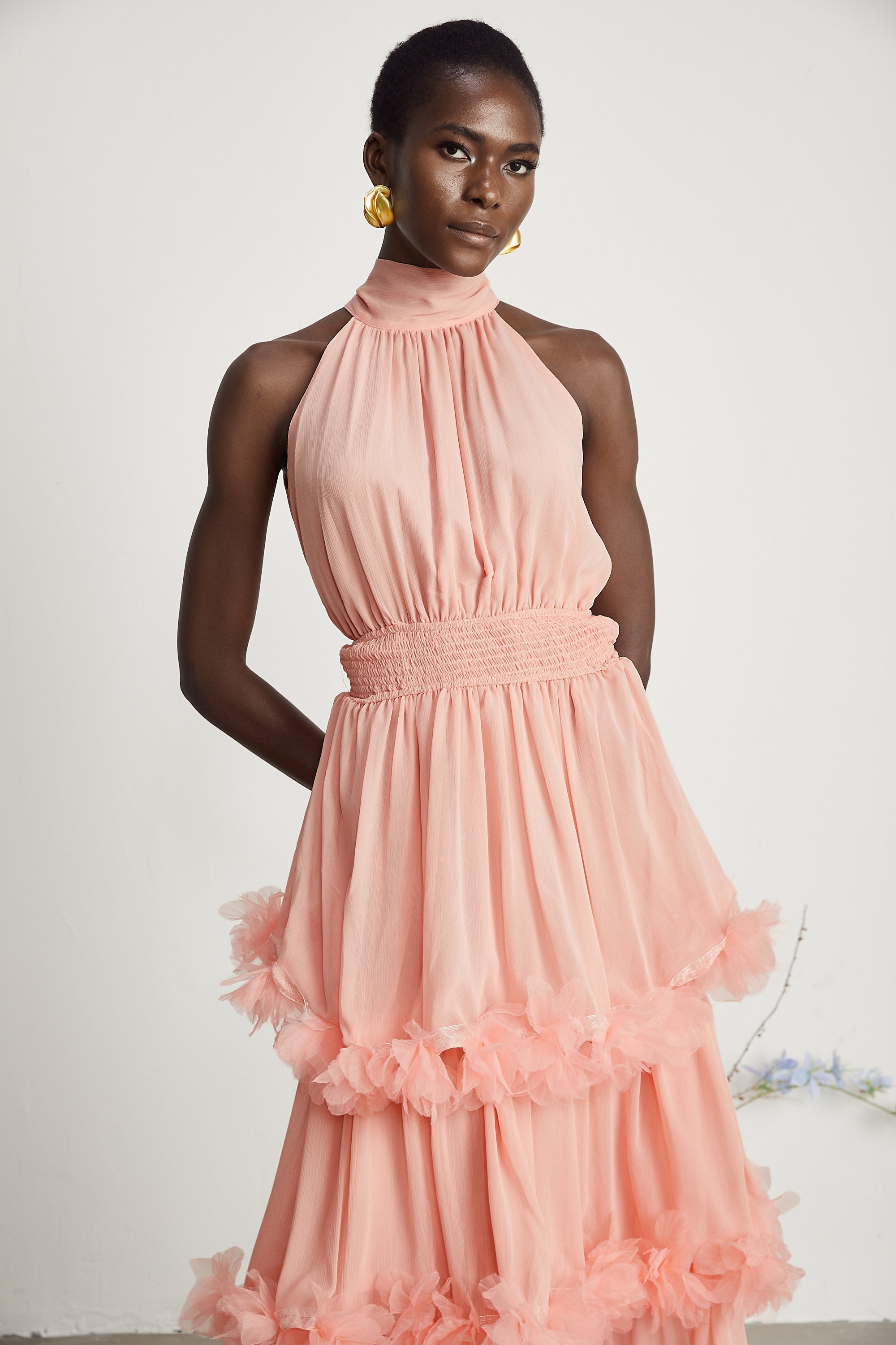 Micaela / Vestido escalonado con pétalos en rosa