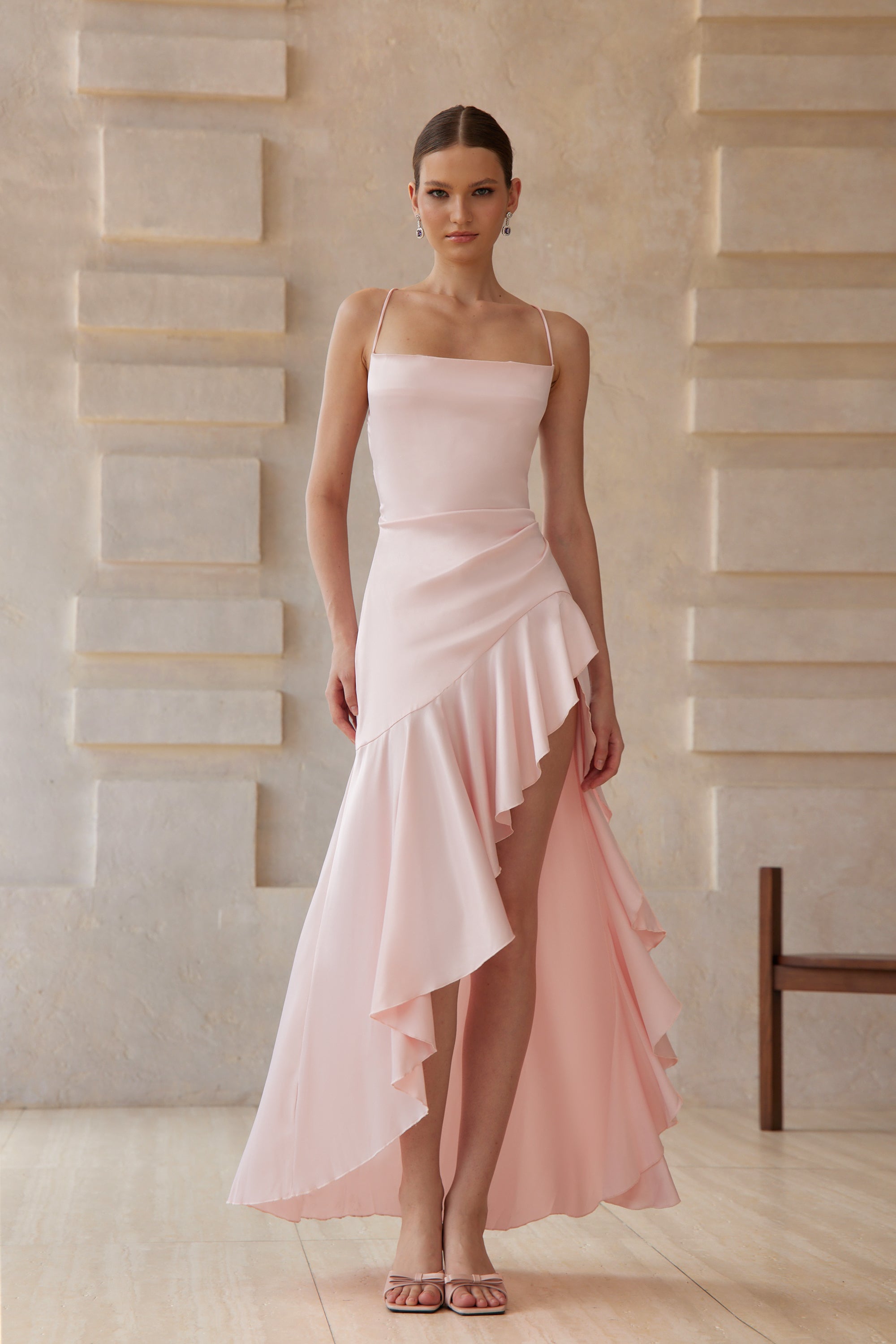 Elena / Vestido asimétrico de satén rosa