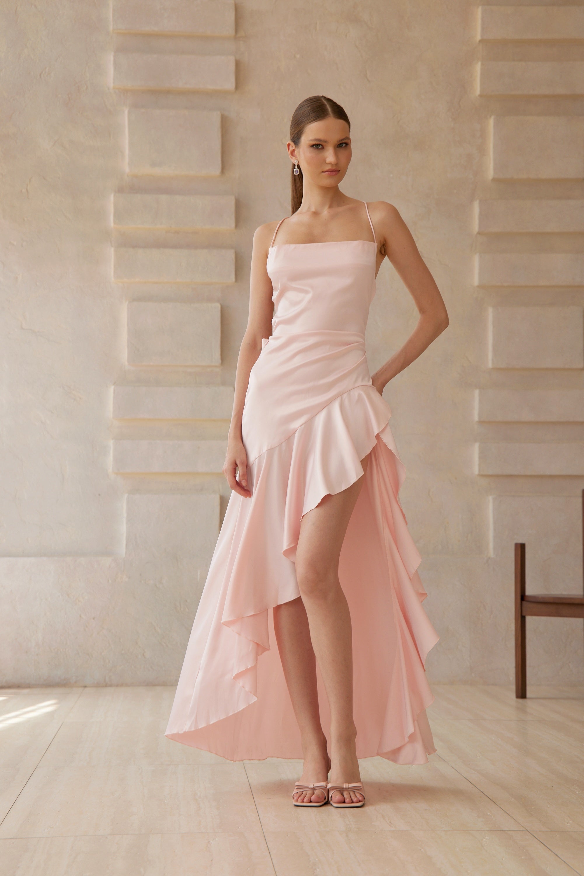 Elena / Vestido asimétrico de satén rosa